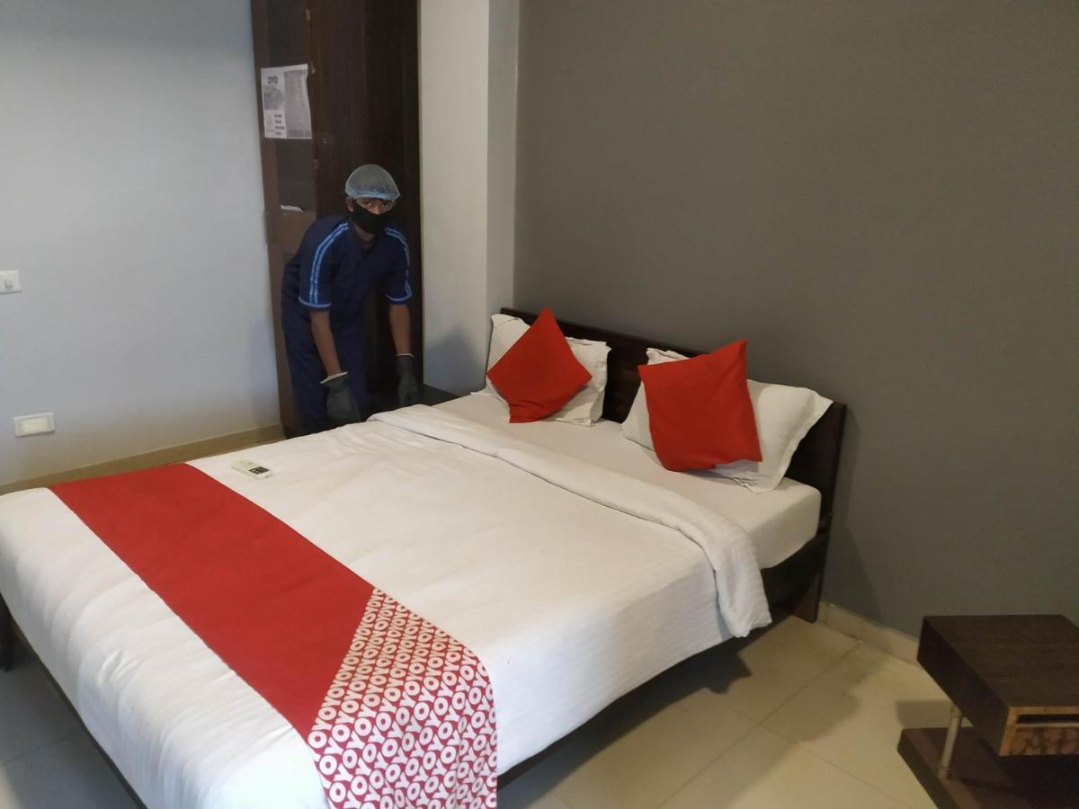 Oyo Flagship 47564 Hotel Gallops Sarkhej Exterior foto